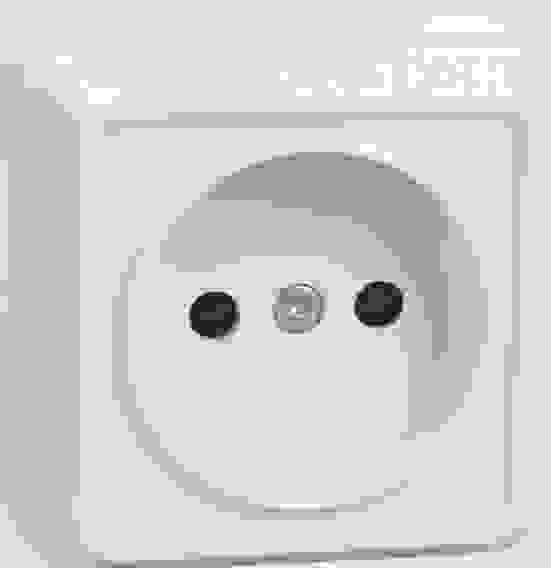 ОКТАВА Розетка наружная без заземления белая