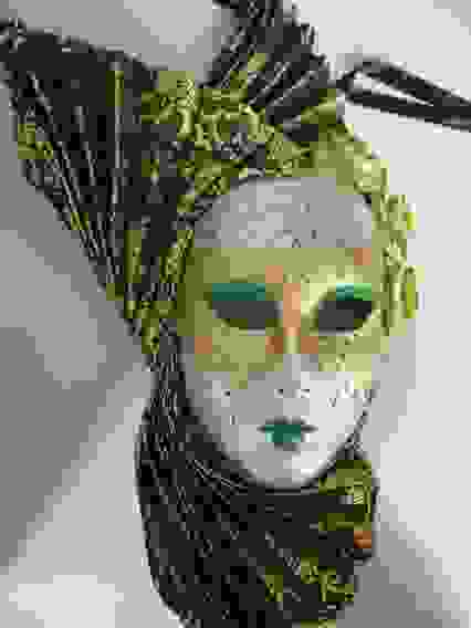 Маска с перьями Биатрис 23х14 WD6