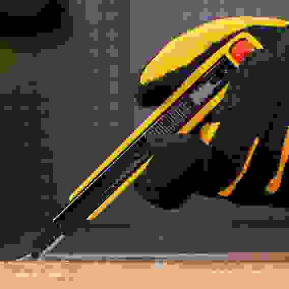 Нож, 9 мм, сменное лезвие, SK4, алюминиевый корпус, торцевой зажим// Denzel