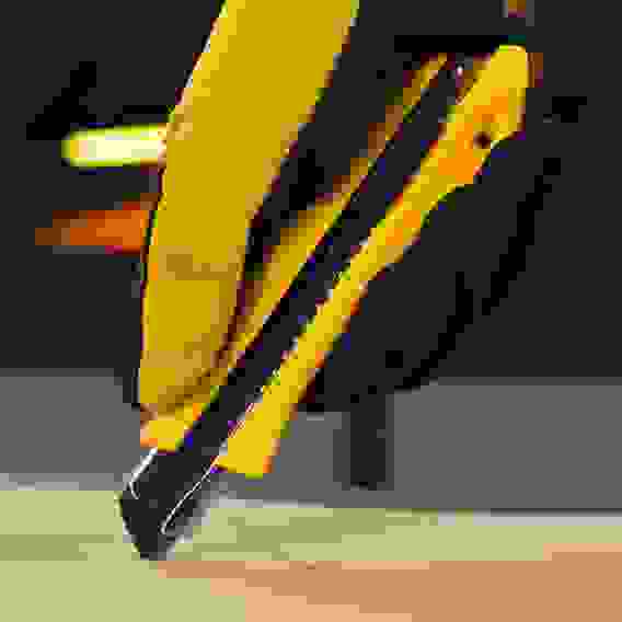 Нож, 18 мм, сменное лезвие, SK4, метал. направляющая, нажимной фиксатор// Denzel