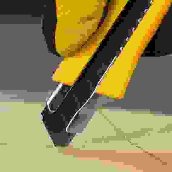 Нож, 18 мм, сменное лезвие, SK4, метал. направляющая, нажимной фиксатор// Denzel