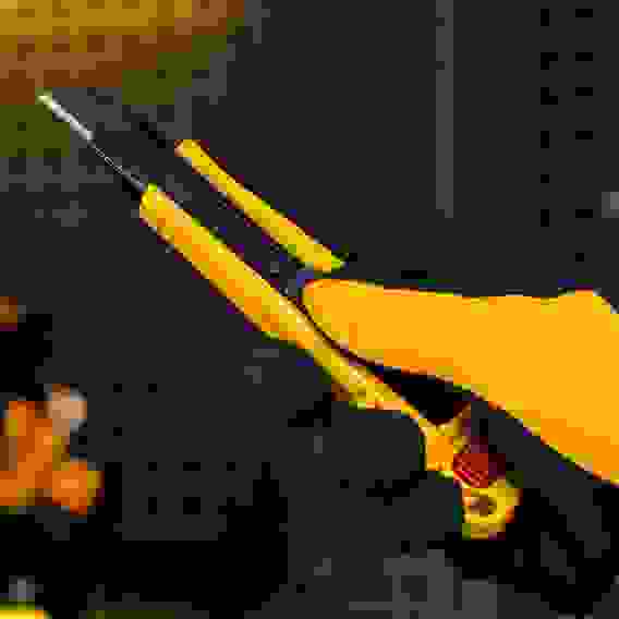 Нож, 18 мм, сменное лезвие, SK4, корпус из цинкового сплава + TPR, торцевой зажим// Denzel