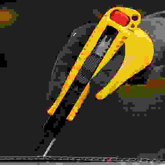 Нож, 18 мм, сменное лезвие, SK4, корпус из цинкового сплава + TPR, торцевой зажим// Denzel