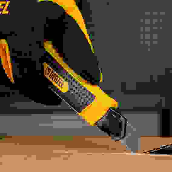 Нож, 18 мм, сменное лезвие, SK4, корпус из цинкового сплава + TPR, торцевой зажим// Denzel