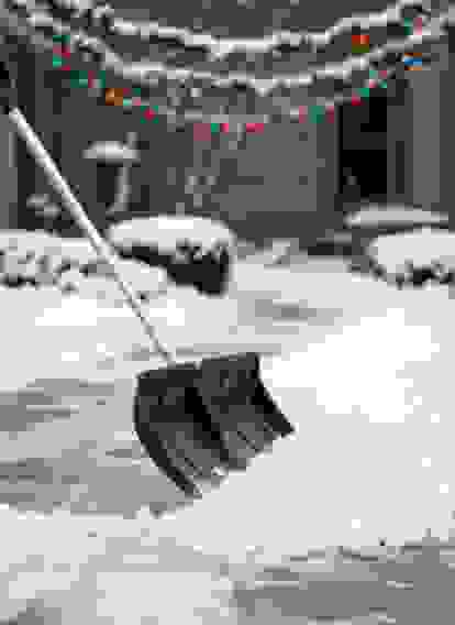 Лопата снеговая 480х360мм. Богатырь с оц.планкой, ф32 с ал.черенком и V-руч.