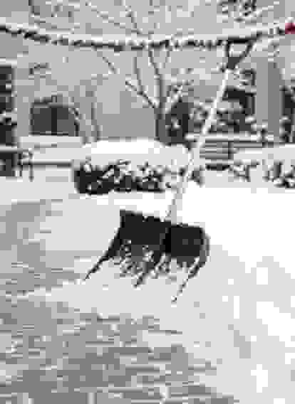 Лопата снеговая 480х360мм. Богатырь с оц.планкой, ф32 с ал.черенком и V-руч.