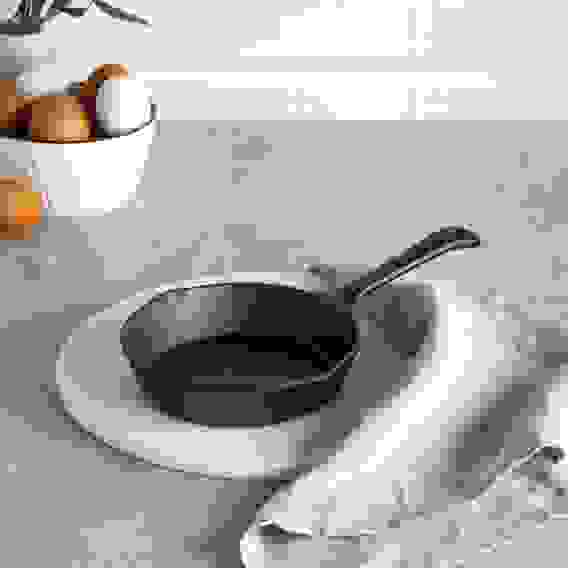 Сковорода чугун, 2 слива, d15,5см, индукция VETTA