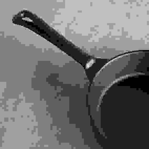 Сковорода чугун, 2 слива, d20см, индукция VETTA