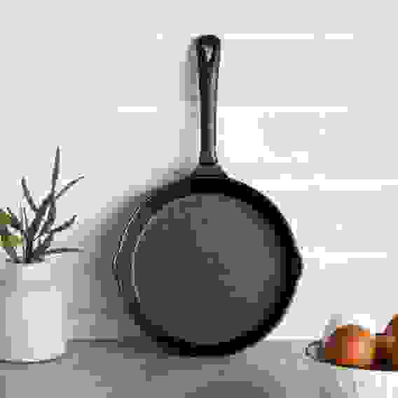 Сковорода чугун, 2 слива, d20см, индукция VETTA