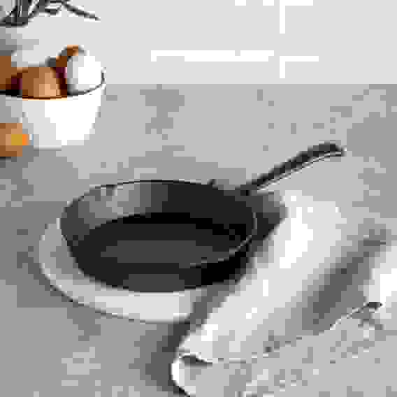 Сковорода чугун, 2 слива, d20см, индукция VETTA