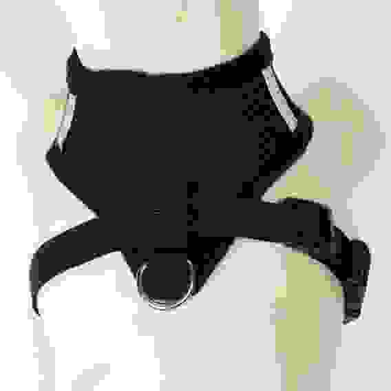 Шлейка с поводком, размер L, ОШ 33 см, ОГ 36-48 см, с светоотражающей нашивкой, мягкая, чёрная